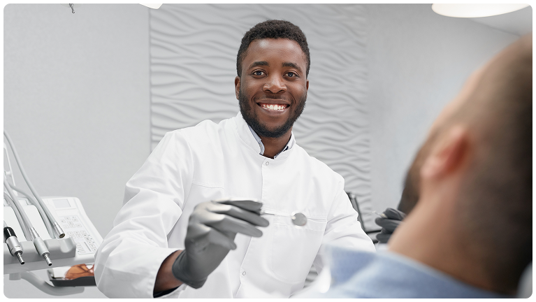 Image d'un bon dentiste souriant à douala