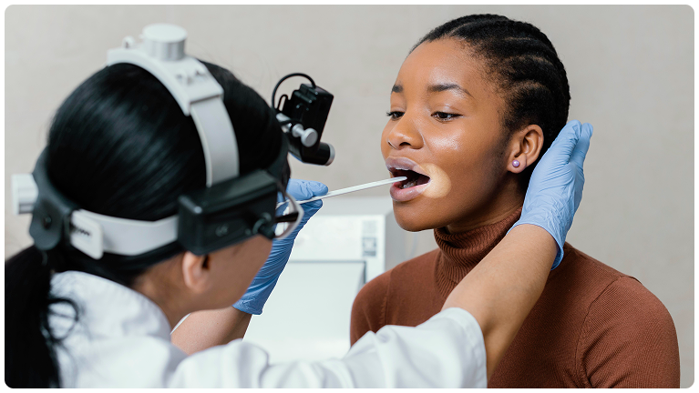 Image d'une femme en pleine consultation dentaire au cameroun