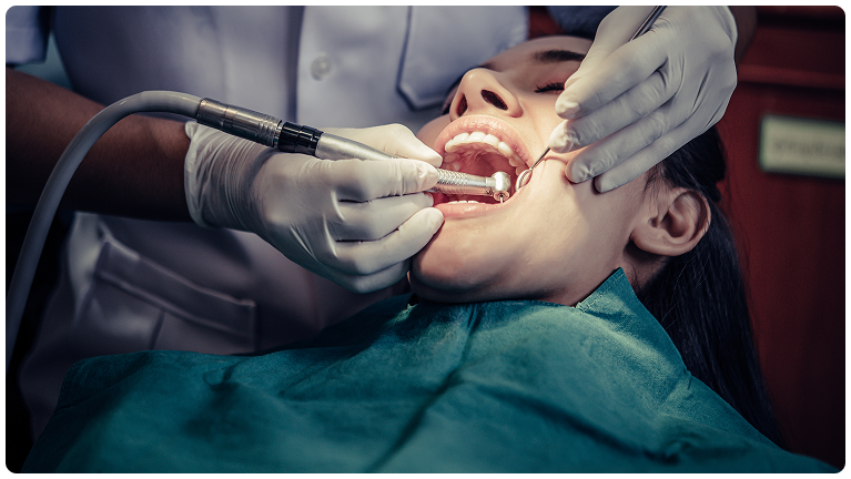 Image d'un homme en train de faire son bilan dentaire